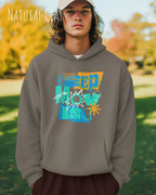 ein mann trägt einen Oversized Design-Hoodie in natural clay mit der motivierenden grafik "keep moving".
