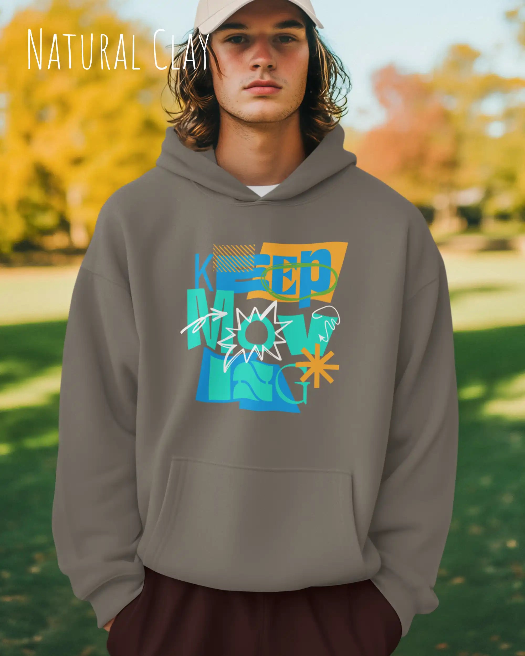 ein mann trägt einen Oversized Design-Hoodie in natural clay mit der motivierenden grafik "keep moving".
