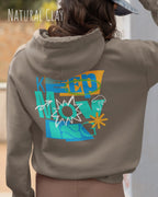 eine frau trägt einen Oversized Design-Hoodie in natural clay mit der motivierenden backprint grafik "keep moving".