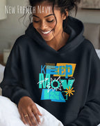eine frau trägt einen Oversized Design-Hoodie in new french navy mit der motivierenden grafik "keep moving".