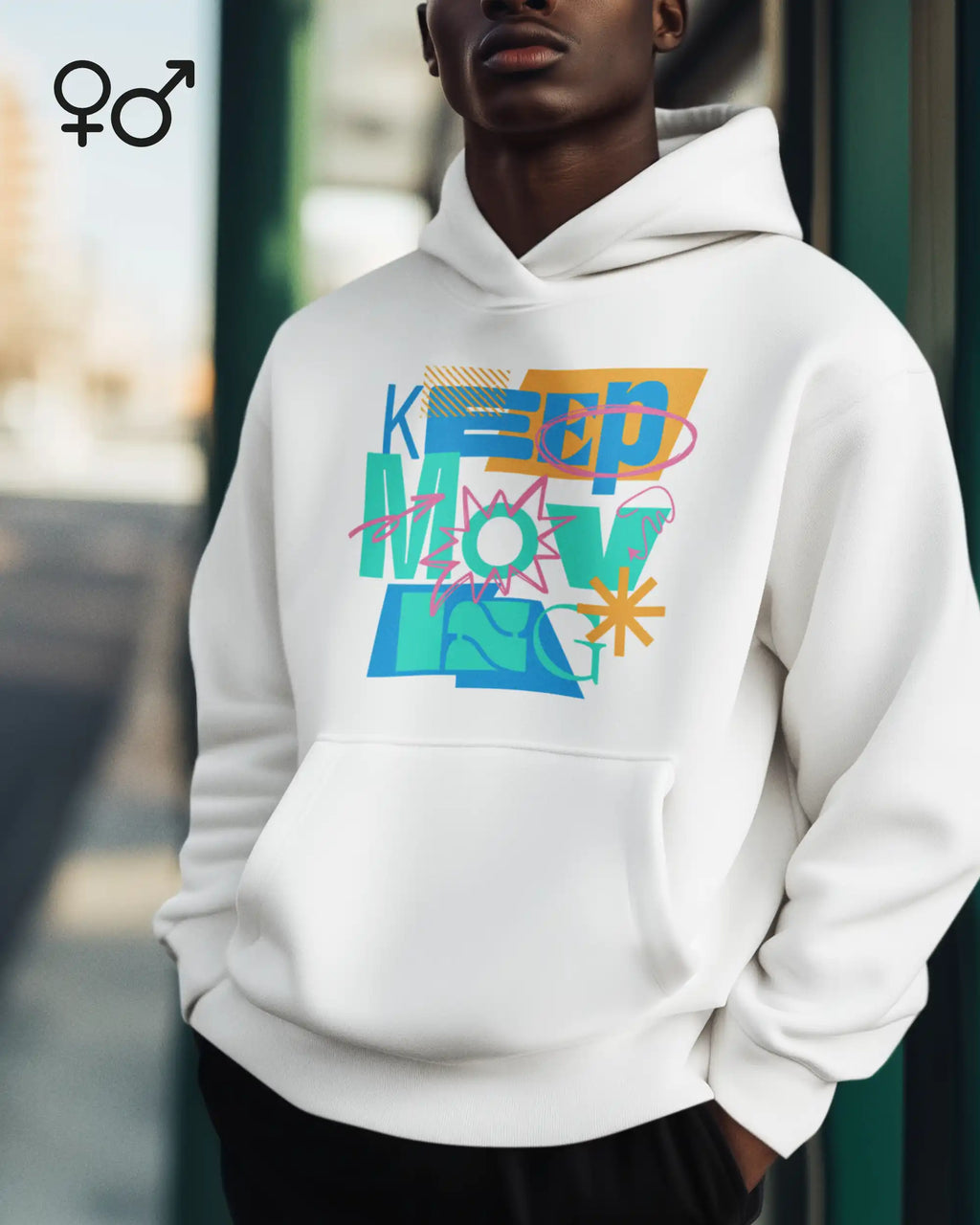 ein mann trägt einen heavyweight Oversized Design-Hoodie mit der motivierenden grafik "keep moving".