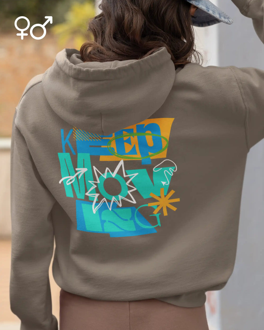 eine frau trägt einen Oversized Design-Hoodie mit der backprint grafik "keep moving".