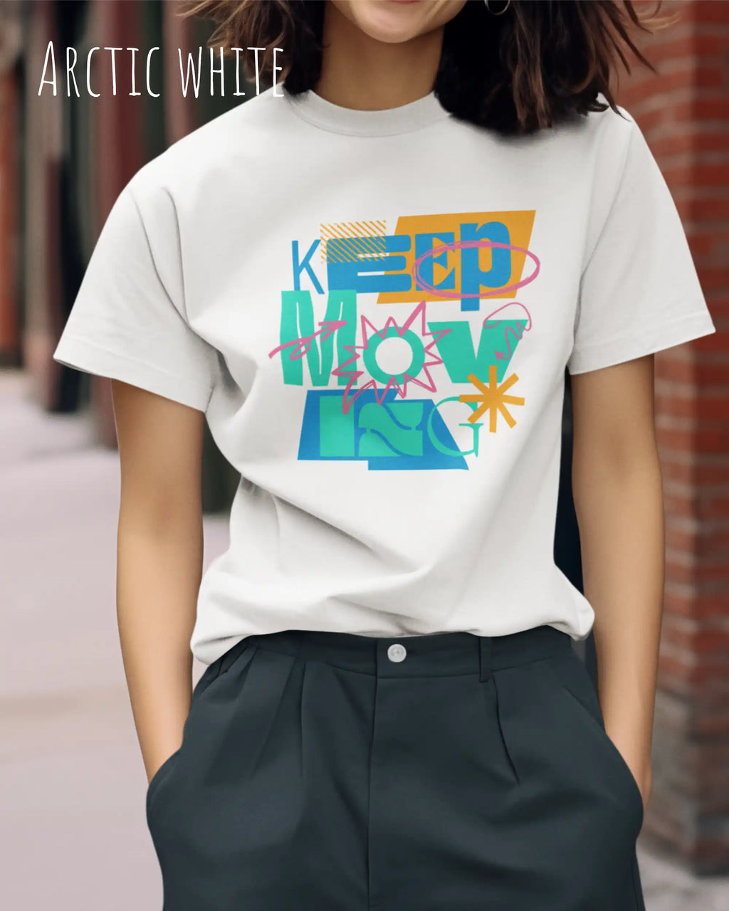 junge frau trägt ein design-t-shirt in der farbe Arctic white mit dem mit dem Motiv keep moving.