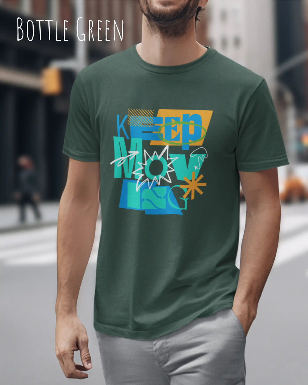 ein mann trägt ein design-t-shirt in der farbe bottle green mit dem mit dem Motiv keep moving.