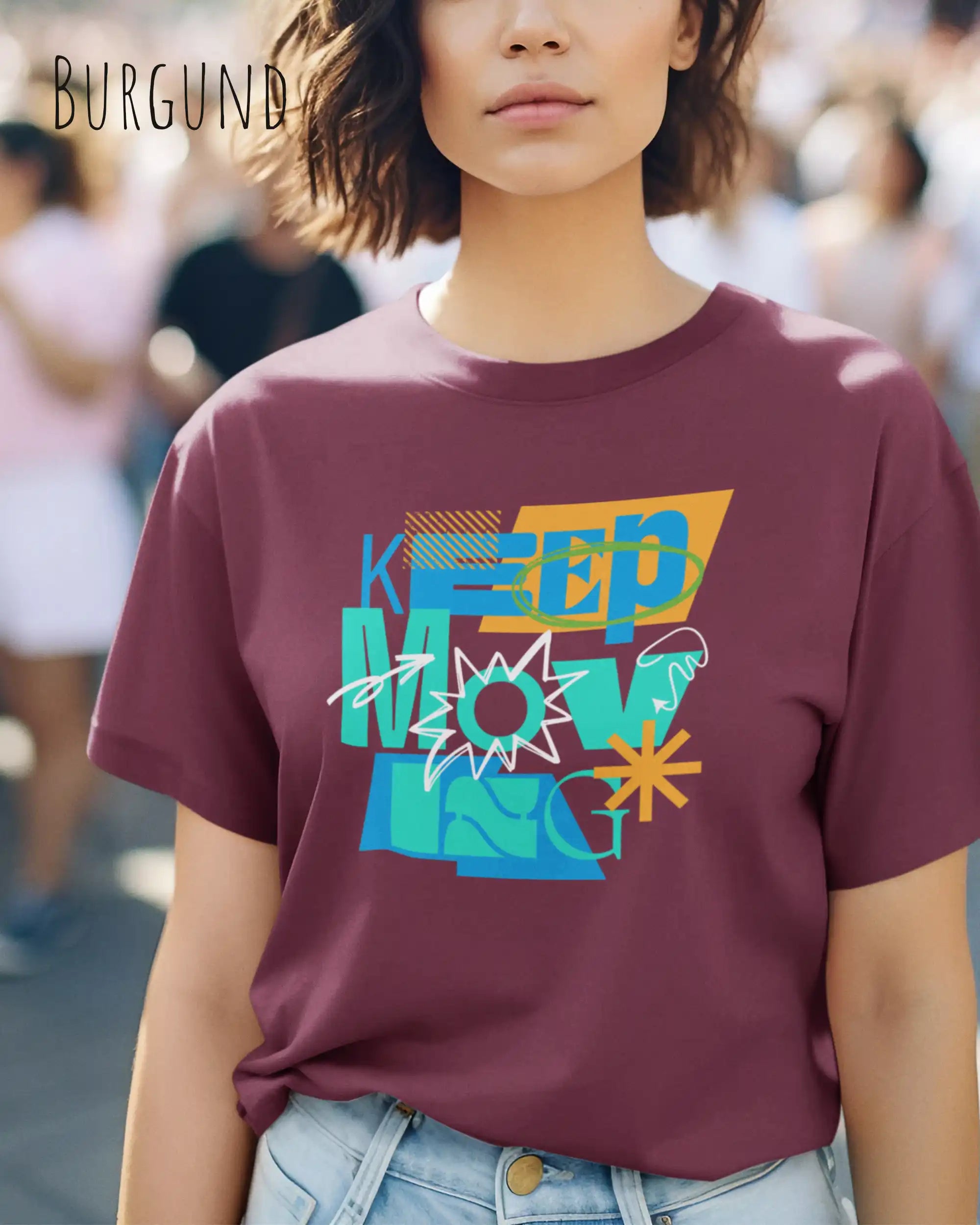 junge frau trägt ein design-t-shirt in der farbe Burgund mit dem mit dem Motiv keep moving.
