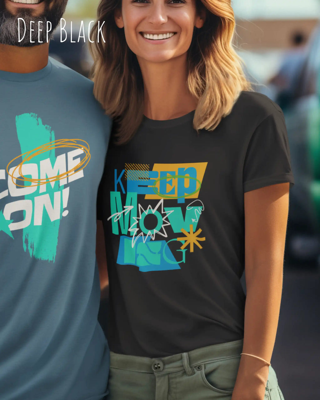 blonde frau trägt ein design-t-shirt in der farbe deep black  mit dem mit dem Motiv keep moving.