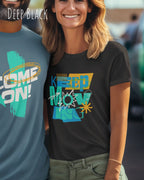 blonde frau trägt ein design-t-shirt in der farbe deep black  mit dem mit dem Motiv keep moving.