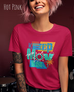 blonde frau trägt ein design-t-shirt in der farbe hot pink mit dem mit dem Motiv keep moving.