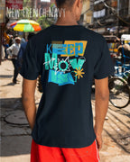 mann trägt ein design-t-shirt in der farbe new french navy mit dem mit dem backprint keep moving.