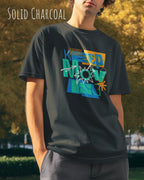 mannträgt ein design-t-shirt in der farbe solid charcoal mit dem mit dem Motiv keep moving.