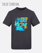 das bild zeigt das unisex t-shirt von awdis in der farbe solid charcoal mit dem design keep moving.