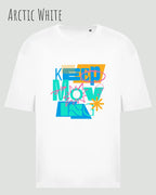 die Abbildung zeigt das oversized heavyweight design-t-shirt awdis 240 t in der Farbe arctic white mit dem motivierenden Schriftzug „KEEP MOVING“.