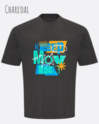 die Abbildung zeigt das oversized heavyweight design-t-shirt awdis 240 t in der Farbe cjharcoal mit dem motivierenden Schriftzug „KEEP MOVING“.