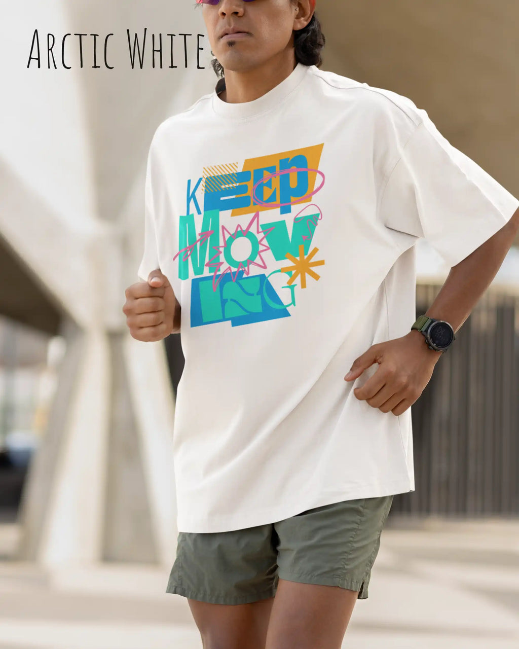 mann beim sport trägt ein oversized heavyweight design-t-shirt in der Farbe arctic white mit dem motivierenden Schriftzug „KEEP MOVING“.