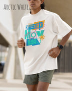 mann beim sport trägt ein oversized heavyweight design-t-shirt in der Farbe arctic white mit dem motivierenden Schriftzug „KEEP MOVING“.