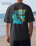 mann trägt ein oversized heavyweight design-t-shirt in der Farbe deep black mit dem motivierenden Schriftzug „KEEP MOVING“auf dem rücken.