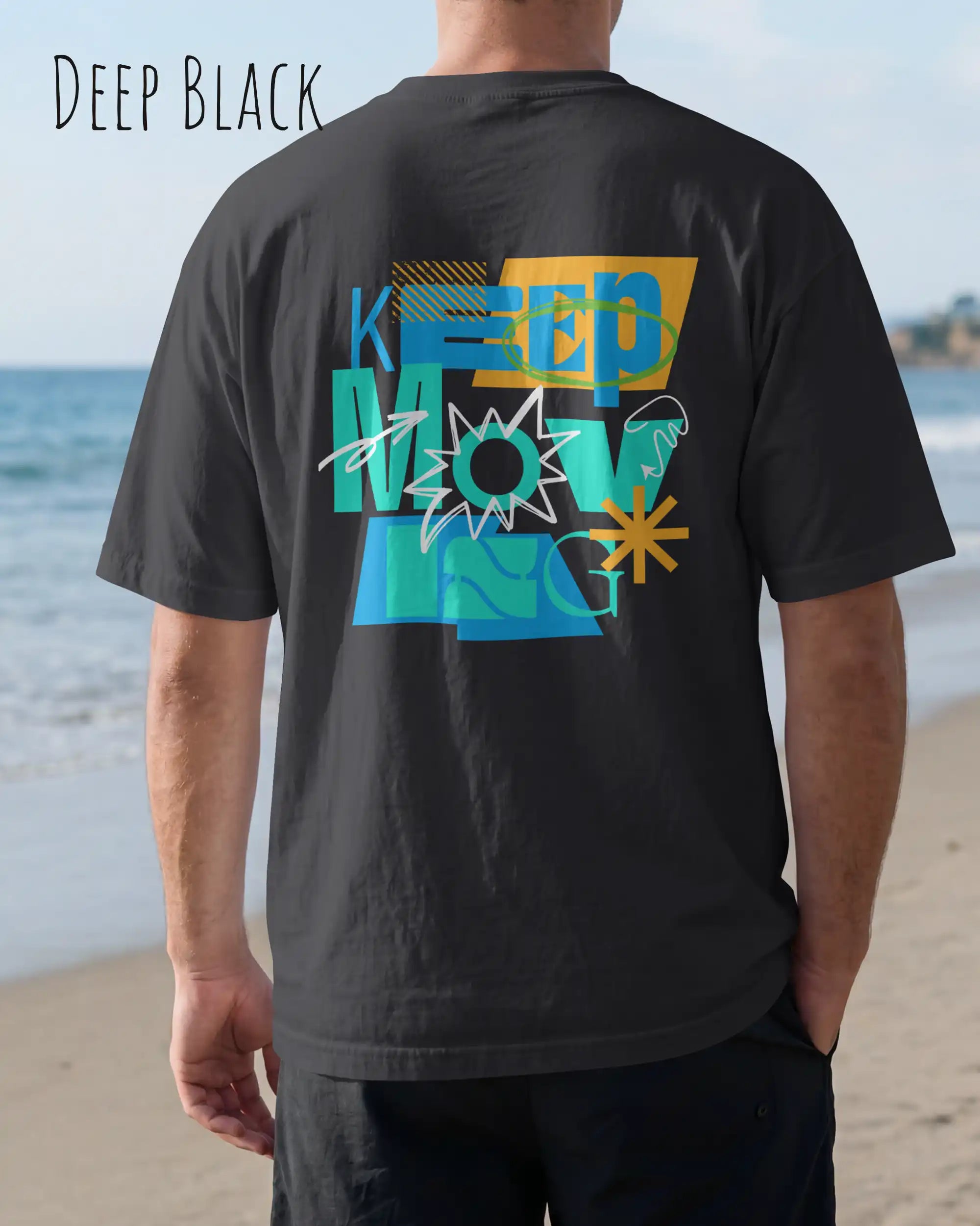 mann trägt ein oversized heavyweight design-t-shirt in der Farbe deep black mit dem motivierenden Schriftzug „KEEP MOVING“auf dem rücken.