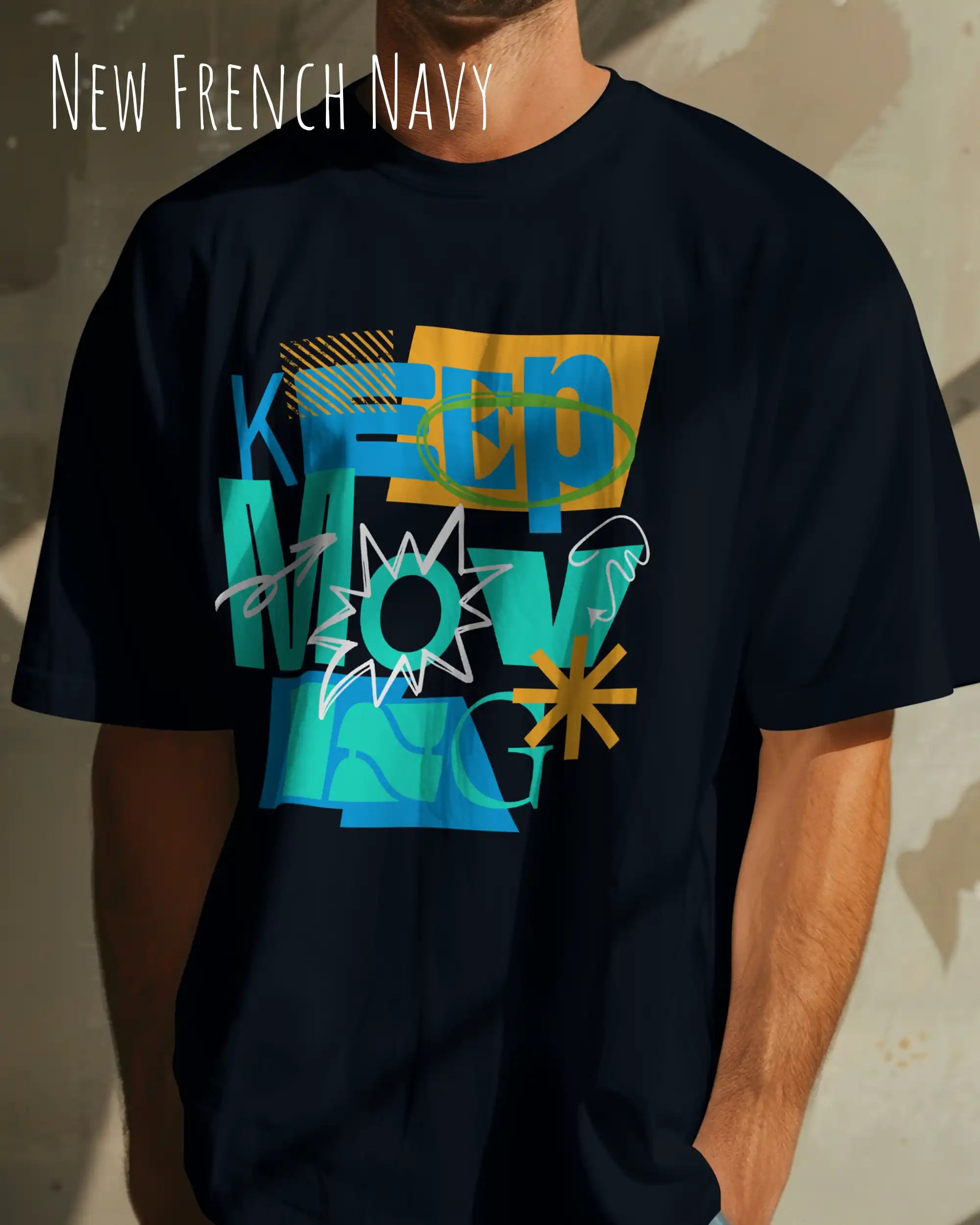 mann trägt ein oversized heavyweight design-t-shirt in der Farbe new french navy mit dem motivierenden Schriftzug „KEEP MOVING“.