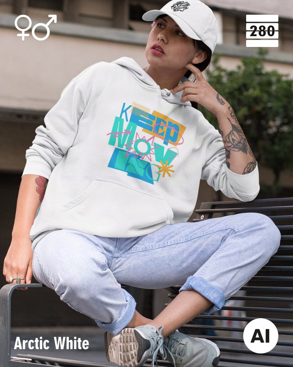 eine junge frau trägt einen unisex design hoodie in der farbe arctic white mit dem motiv keep moving.