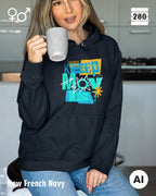 eine frau mit jeans trägt einen unisex design hoodie in der farbe new french navy mit dem motiv keep moving.