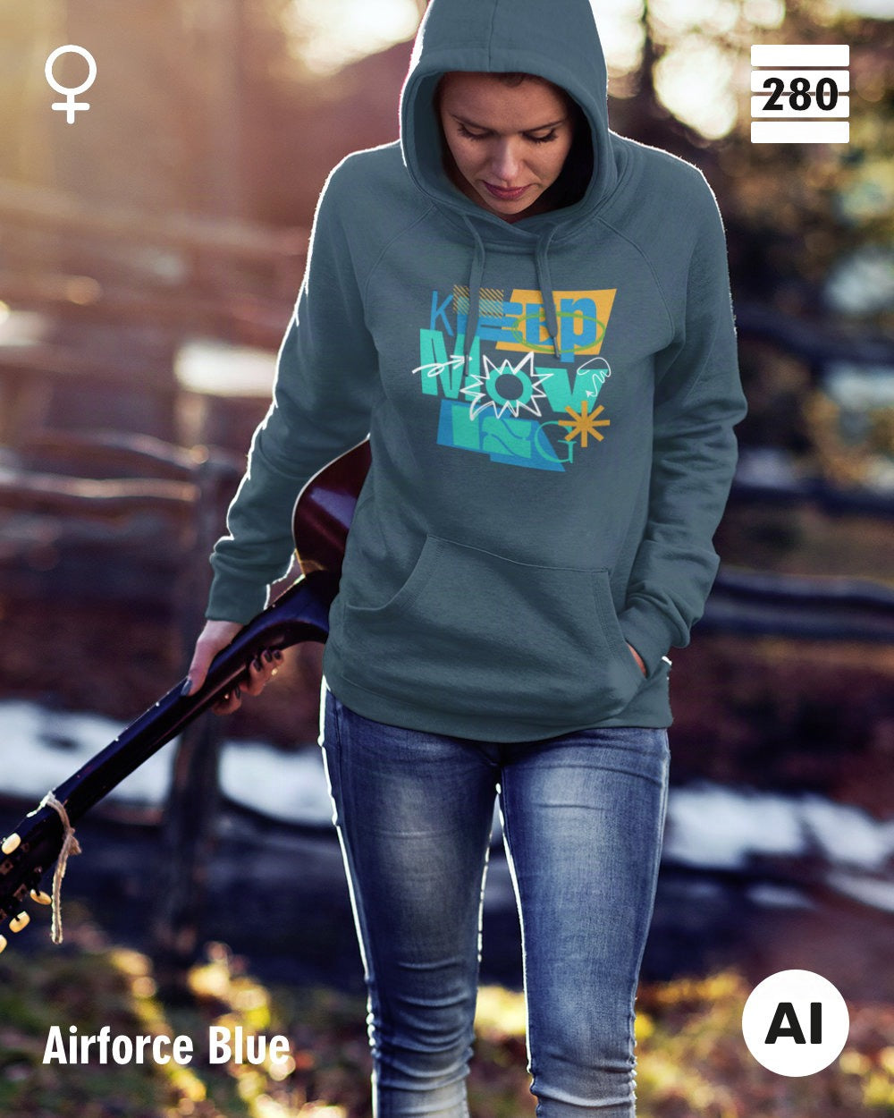 eine frau trägt einen leicht taillierten damen design hoodie in der farbe airforce blue mit dem motiv keep moving.