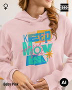 eine frau trägt einen leicht taillierten damen design hoodie in der farbe baby pink mit dem motiv keep moving.
