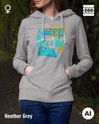eine frau trägt einen leicht taillierten damen design hoodie in der farbe heather grey mit dem motiv keep moving.