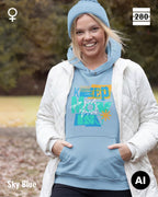 eine frau trägt einen leicht taillierten damen design hoodie in der farbe sky blue mit dem motiv keep moving.