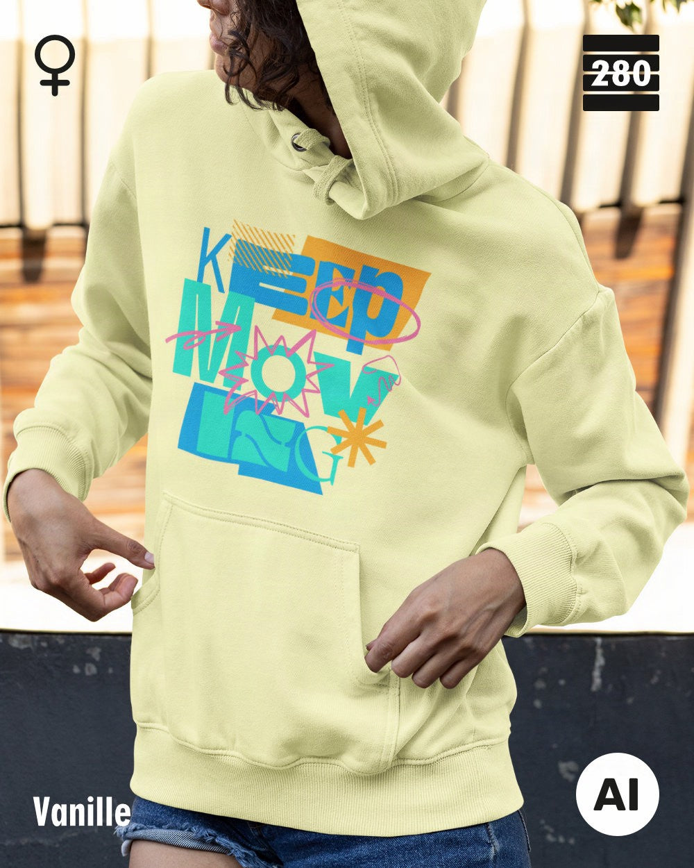 eine frau trägt einen leicht taillierten damen design hoodie in der farbe vanille mit dem motiv keep moving.
