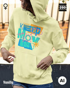 eine frau trägt einen leicht taillierten damen design hoodie in der farbe vanille mit dem motiv keep moving.