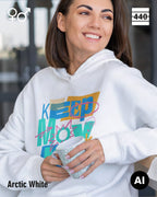 Eine Person trägt einen Heavyweight Design-Hoodie in der farbe arctic white mit dem statement motiv "keep moving".