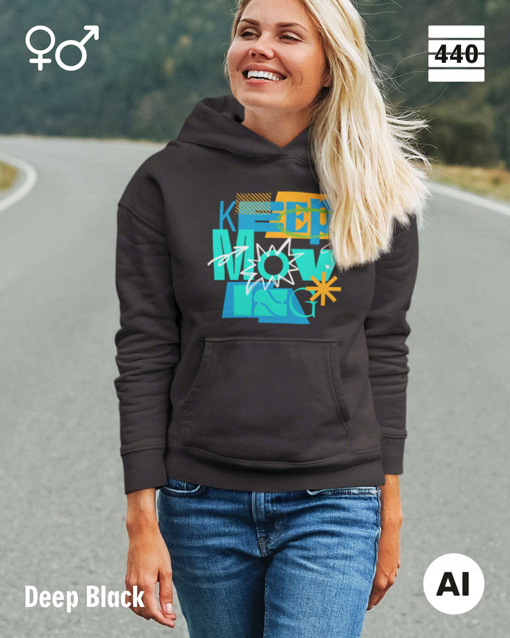 Eine Person trägt einen Heavyweight Design-Hoodie in der farbe deep black mit dem statement motiv "keep moving".