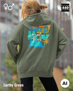 Eine Person trägt einen Heavyweight Design-Hoodie in der farbe earthy green mit dem statement motiv "keep moving".