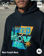 Eine Person trägt einen Heavyweight Design-Hoodie in der farbe new french navy mit dem statement motiv "keep moving".