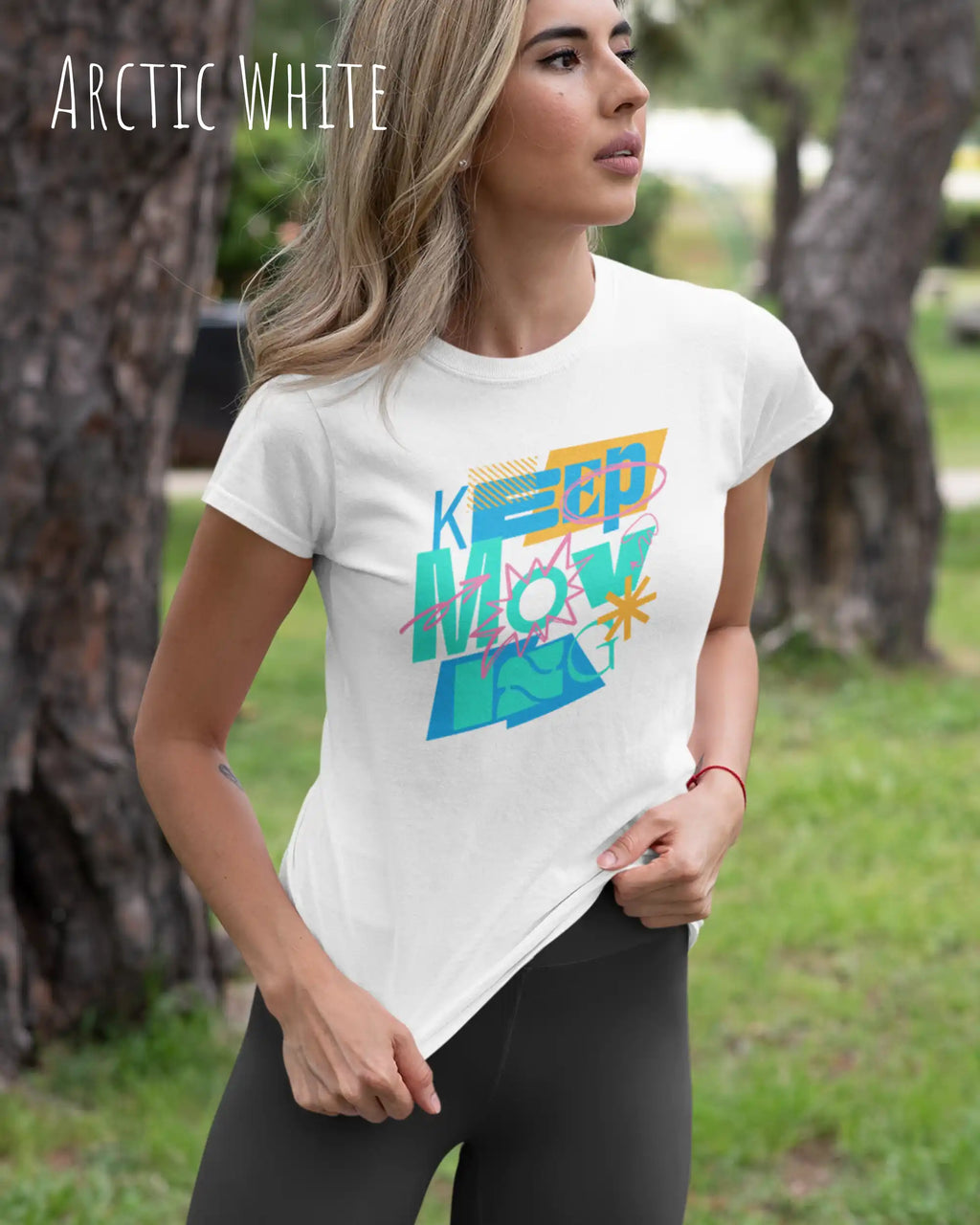 das bild zeigt eine frau, die ein damen design-t-shirt in der farbe arctic white mit dem Motiv "keep moving" trägt,