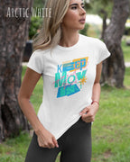 das bild zeigt eine frau, die ein damen design-t-shirt in der farbe arctic white mit dem Motiv "keep moving" trägt,