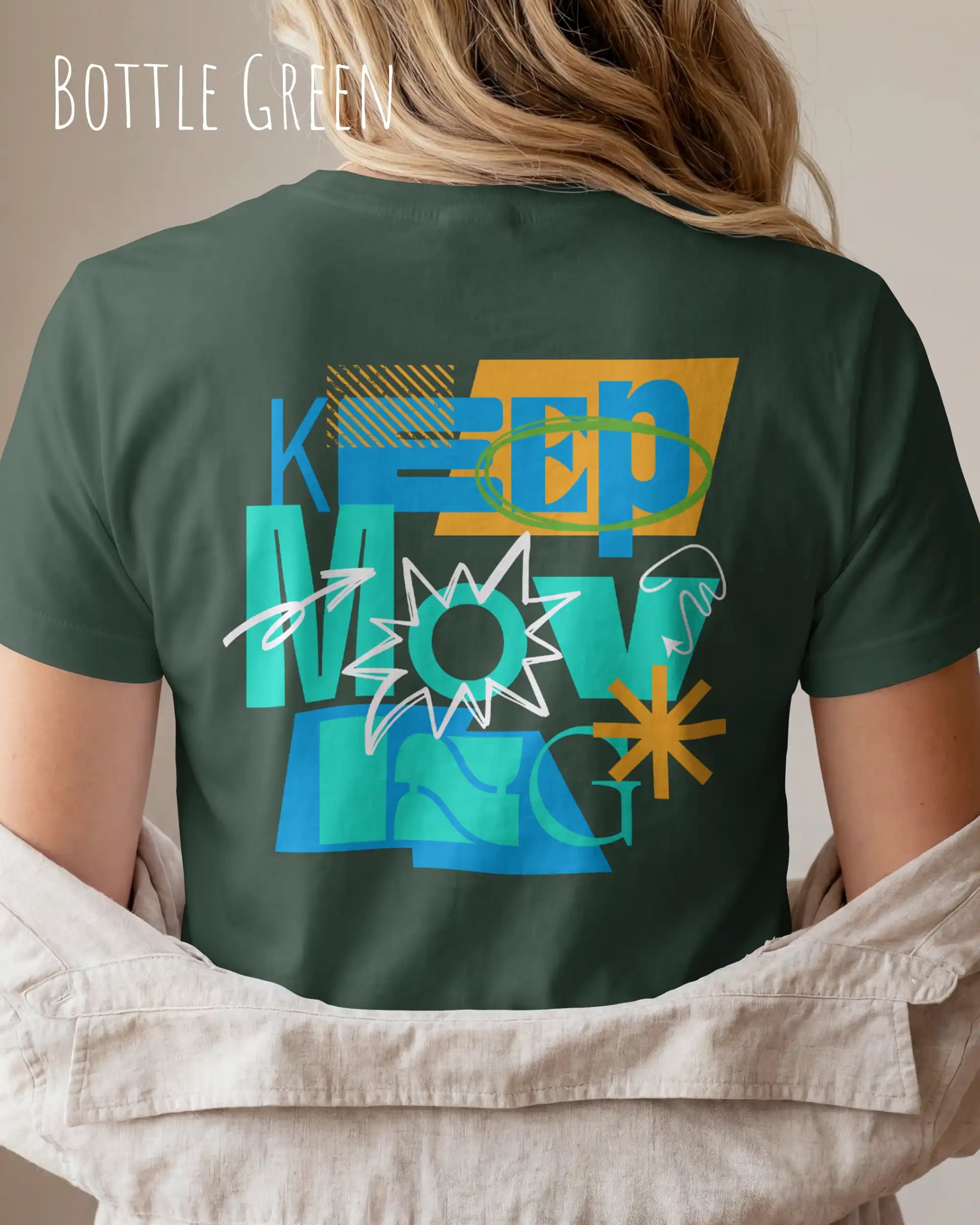 das bild zeigt eine frau, die ein damen design-t-shirt in der farbe bottle green mit dem Motiv "keep moving" auf dem rücken trägt,