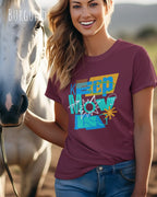 das bild zeigt eine frau, die ein damen design-t-shirt in der farbe Burgund mit dem Motiv "keep moving" trägt,
