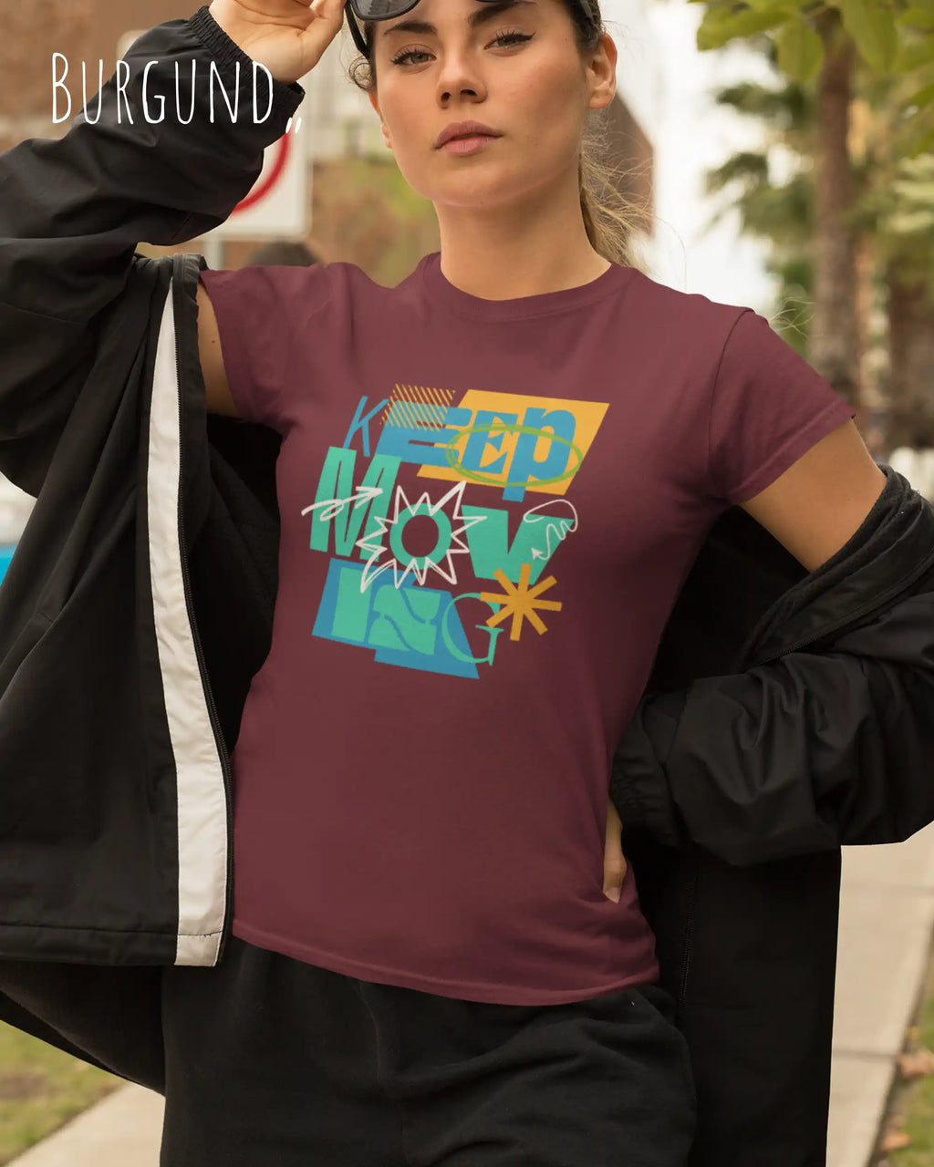 das bild zeigt eine junge frau, die ein damen design-t-shirt in der farbe Burgund mit dem Motiv "keep moving" trägt,
