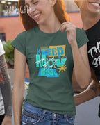 das bild zeigt eine junge  frau, die ein damen design-t-shirt in der farbe dark grey mit dem Motiv "keep moving" trägt,