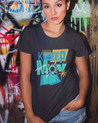 das bild zeigt eine frau, die ein damen design-t-shirt in der farbe deep black mit dem Motiv "keep moving" trägt,