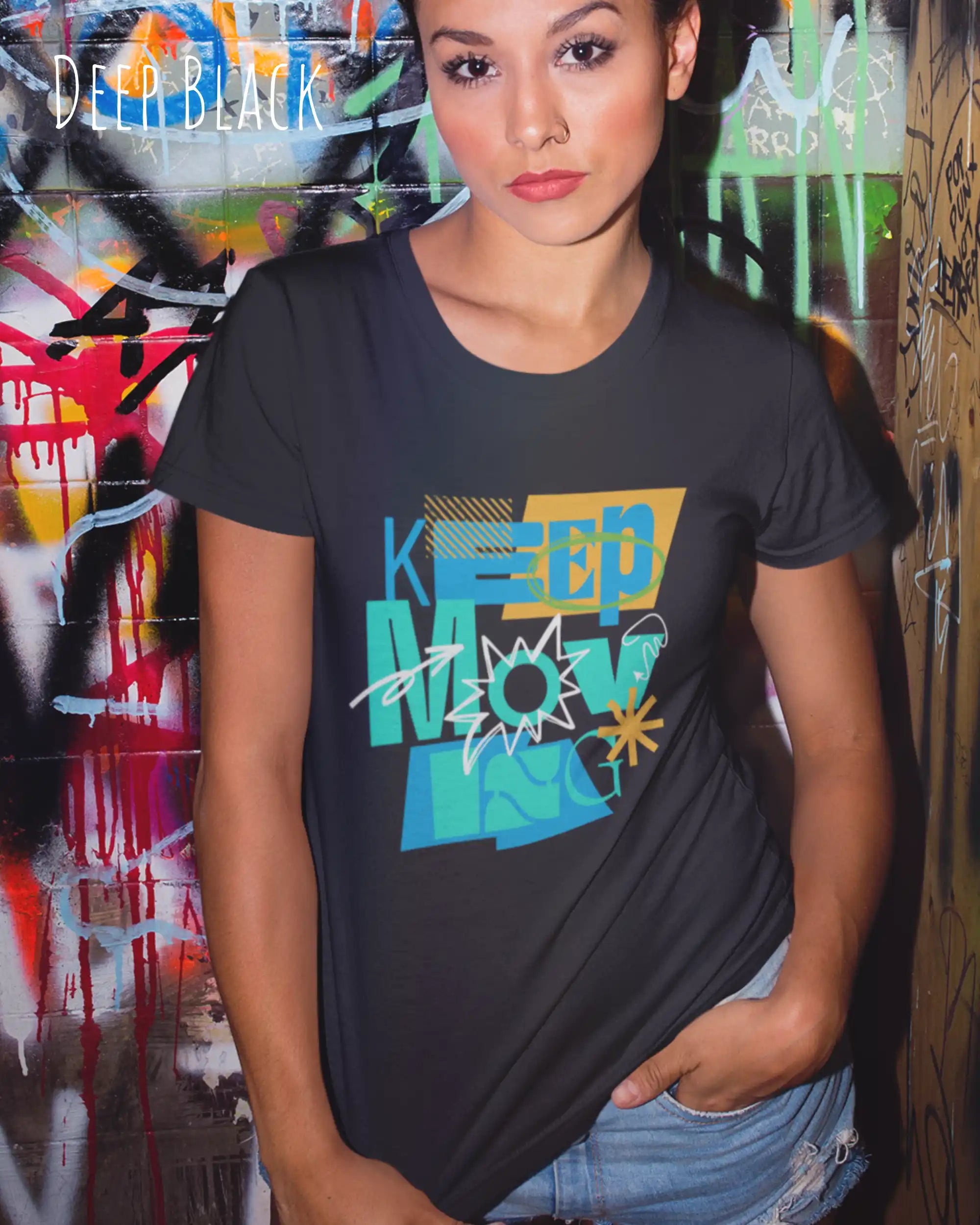 das bild zeigt eine frau, die ein damen design-t-shirt in der farbe deep black mit dem Motiv "keep moving" trägt,