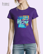 das bild zeigt eine frau, die ein damen design-t-shirt in der farbe purple mit dem Motiv "keep moving" trägt,