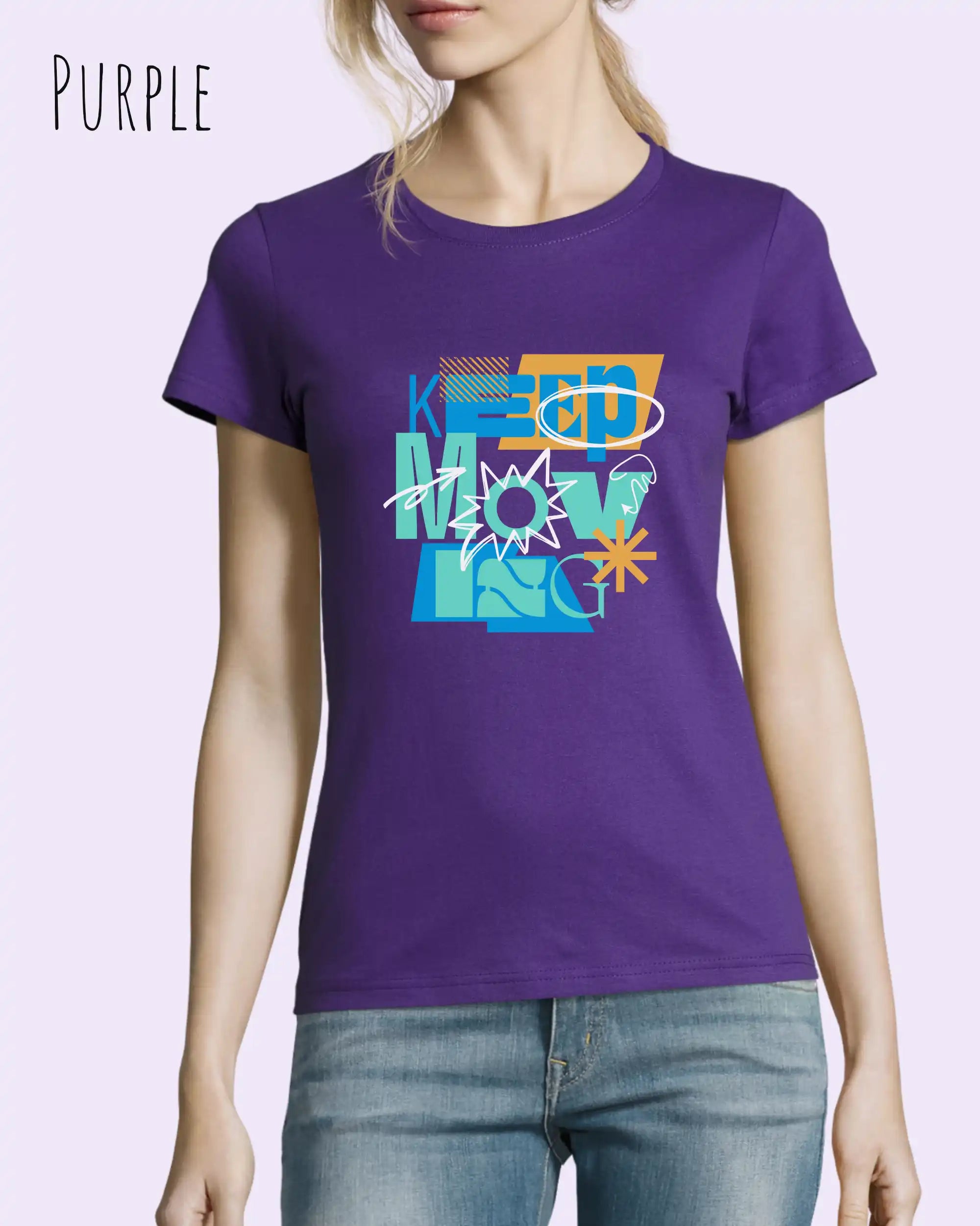 das bild zeigt eine frau, die ein damen design-t-shirt in der farbe purple mit dem Motiv "keep moving" trägt,