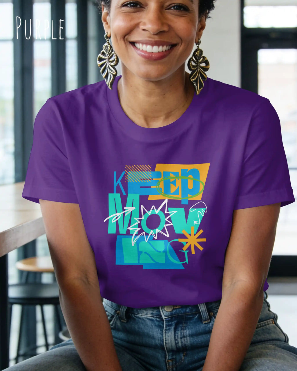 das bild zeigt eine frau, die ein damen design-t-shirt in der farbe purple mit dem Motiv "keep moving" vorne auf der brust trägt,