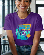 das bild zeigt eine frau, die ein damen design-t-shirt in der farbe purple mit dem Motiv "keep moving" vorne auf der brust trägt,