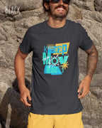 ein mann trägt ein design-t-sirt in der farbe black mit dem motiv keep moving.
