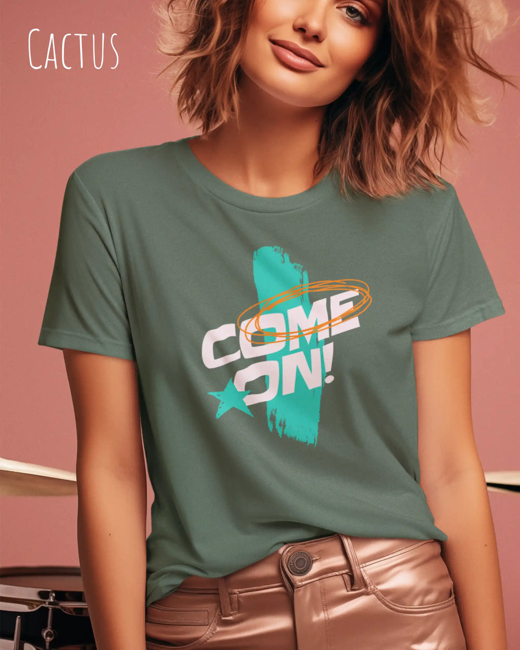 eine frau  trägt ein design-t-sirt in der farbe cactus  mit dem motiv  come one!