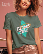 eine frau  trägt ein design-t-sirt in der farbe cactus  mit dem motiv  come one!