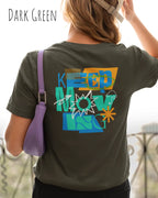 eine frau trägt ein design-t-sirt mit dem backprint motiv keep moving.